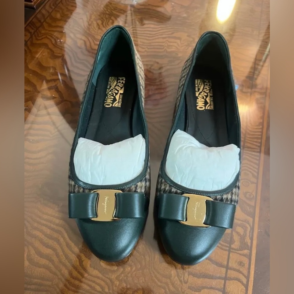 Salvatore Ferragamo Size 10 B Women’s Flat Dark Green Tip